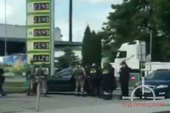 У Луцьку біля автозаправки спецпризначенці затримали хабарника (відео)