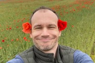 Маки на вухах: міністр юстиції спантеличив українців дивними фото