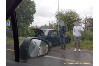 Від удару автівки злетіли у кювет та врізалися у стовп: у селі під Луцьком зіткнулися два легковики (фото)