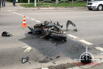 У Луцьку − страшна аварія, зіткнулись мотоцикл і легковик (фото)