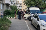 У Луцьку на дитмайданчику побилися п'яні чоловіки (відео 18+)