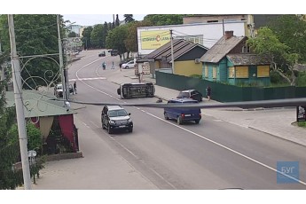 У місті на Волині – аварія: в результаті зіткнення перекинулось авто (відео)