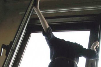 У Луцьку домашній тиран погрожував викинутися з вікна (відео)