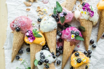 Не тільки смачно, а й корисно: розкрито 10 дивовижних властивостей морозива