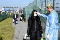 Без їжі, води та під палючим сонцем: українці застрягли на кордоні з Польщею