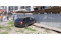 Від удару автівка влетіла у паркан: у Луцьку зіткнулись два легковики (фото)