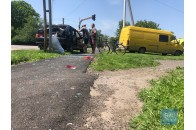 Хотів проскочити на червоний: у місті на Волині зіткнулись бус та легковик (фото)