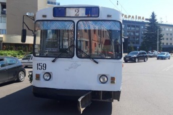У Луцьку легковик зіткнувся з тролейбусом, у якому були пасажири (фото)