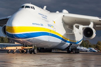 Над Волинню зазнімкували найбільший у світі літак (фото)