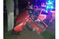 Молодого хлопця з понівеченої автівки діставали рятувальники: на Волині сталася моторошна аварія (фото)