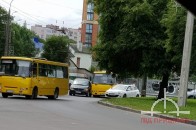 У Луцьку на кільці зіткнулись маршрутка та автомобіль (фото)