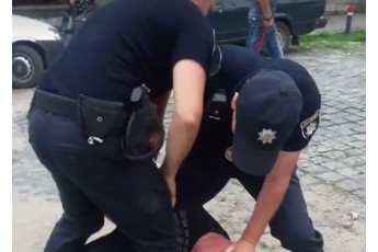 Розпалюють вогонь на тілі і морять голодом: поліцейські продовжують катувати українців
