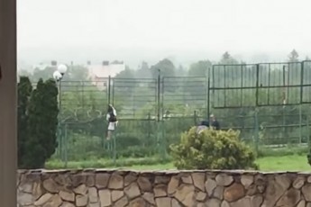 Двоє українців намагалися перелізти через паркан до Польщі (відео)