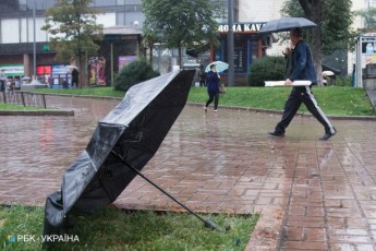 Грози, град і шквальний вітер: в Україні попередили про погіршення погоди