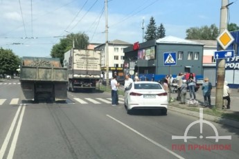 У Луцьку вантажівка зіткнулась з легковиком (фото)