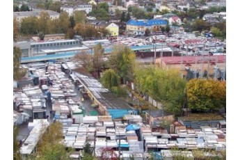 Суд не заборонив зносити контейнери на ринку у Луцьку (фото)