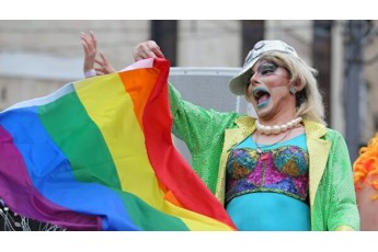 Як державні установи рекламують ЛГБТ: МОЗ закликало людей на гей-парад, а ПриватБанк пропагує символіку (фото)
