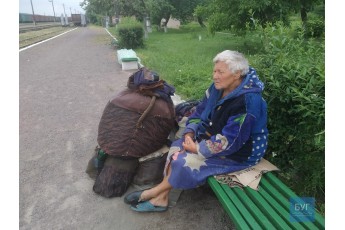 Мандрує і живе на лавочці: на вокзалі на Волині більше місяця знаходиться невідома бабуся