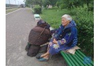 Мандрує і живе на лавочці: на вокзалі на Волині більше місяця знаходиться невідома бабуся