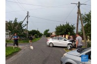 У місті на Волині – ДТП: одну з автівок відкинуло в електроопору (фото)