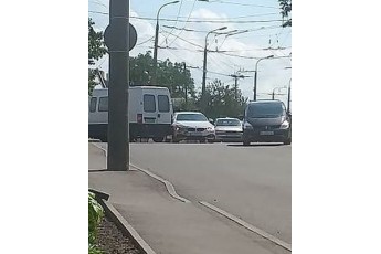 У Луцьку на перехресті – ДТП, BMW протаранило бус (фото, відео)