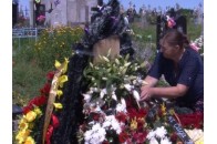 Ховали у закритій труні: як прощалися із породіллею, яка померла у лікарні на Волині (відео)