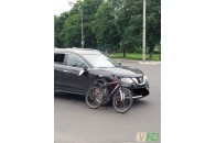 У Луцьку велосипедист влетів у позашляховик (фото)