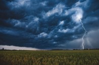 На Україну насуваються пекельна спека і грози: які області опиняться під загрозою