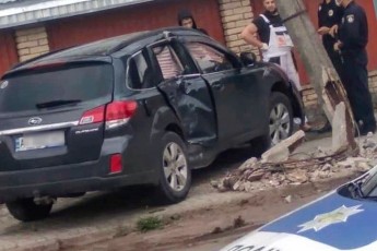 У місті на Волині автівка врізалась в електроопору (відео)