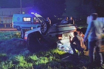 У місті на Волині – ДТП з потерпілими: автомобіль перекинувся на дах