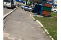 У місті на Волині автомобіль в'їхав у зупинку громадського транспорту