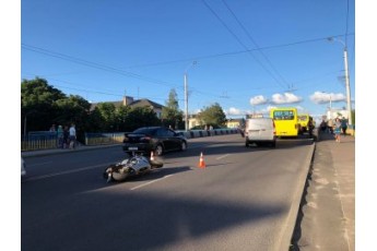 У Луцьку – аварія: зіткнулися маршрутка та мотоцикліст, рух – ускладнений (фото)