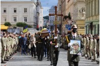Траурний кортеж зустріли на коланіх: у Львові провели в останню путь Героя з Волині (фото)