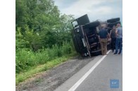 На Волині на трасі перекинулася вантажівка