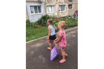 У місті на Волині маленькі дівчатка самотужки прибирають навколишню територію