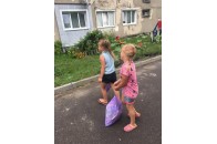 У місті на Волині маленькі дівчатка самотужки прибирають навколишню територію