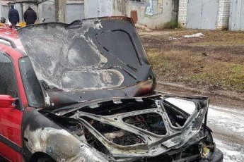 У місті на Волині в гаражі горів автомобіль