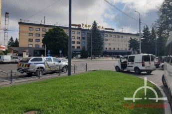 Автобус із заручниками у Луцьку: терорист стріляв у поліцейських та кидав гранату