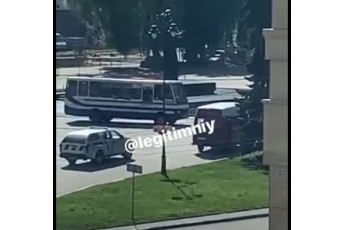 Автобус із заручниками у Луцьку: терорист намагається збити поліцейський коптер (відео)