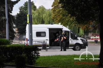 Близькі луцького терориста вмовляють його скласти зброю