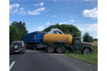 У селі на Волині вантажівка протаранила ЗІЛ та злетіла у кювет (фото)