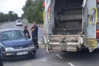 Під Луцьком – аварія: зіткнулися сміттєвоз та легковик (відео)