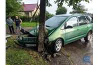 На Волині на перехресті зіткнулись автівки, Volkswagen врізався у стовп (фото)