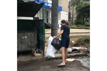 У Луцьку чоловік підкидав будівельне сміття до чужих контейнерів
