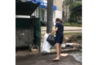 У Луцьку чоловік підкидав будівельне сміття до чужих контейнерів
