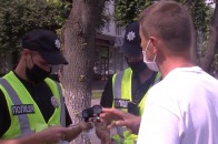 У Луцьку водія оштрафують, бо не пропустив 