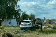 ДТП − на Волині: одна автівка вискочила на могилу, інша − перекинулась на дах (фото)