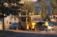У Луцьку біля РЦ маршрутка протаранила легковик (фото)