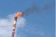 Їдкий запах та вогонь з труби: волиняни скаржаться на роботу заводу (фото, відео)
