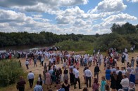 Ні масок, ні дистанції: неподалік Рівного євангелісти влаштували масове хрещення (фото)